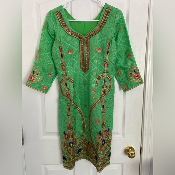 Salwar Kameez 2 for 1 DEAL! 2 Kameez + 1 matching Salwar. - Picture 7 of 9